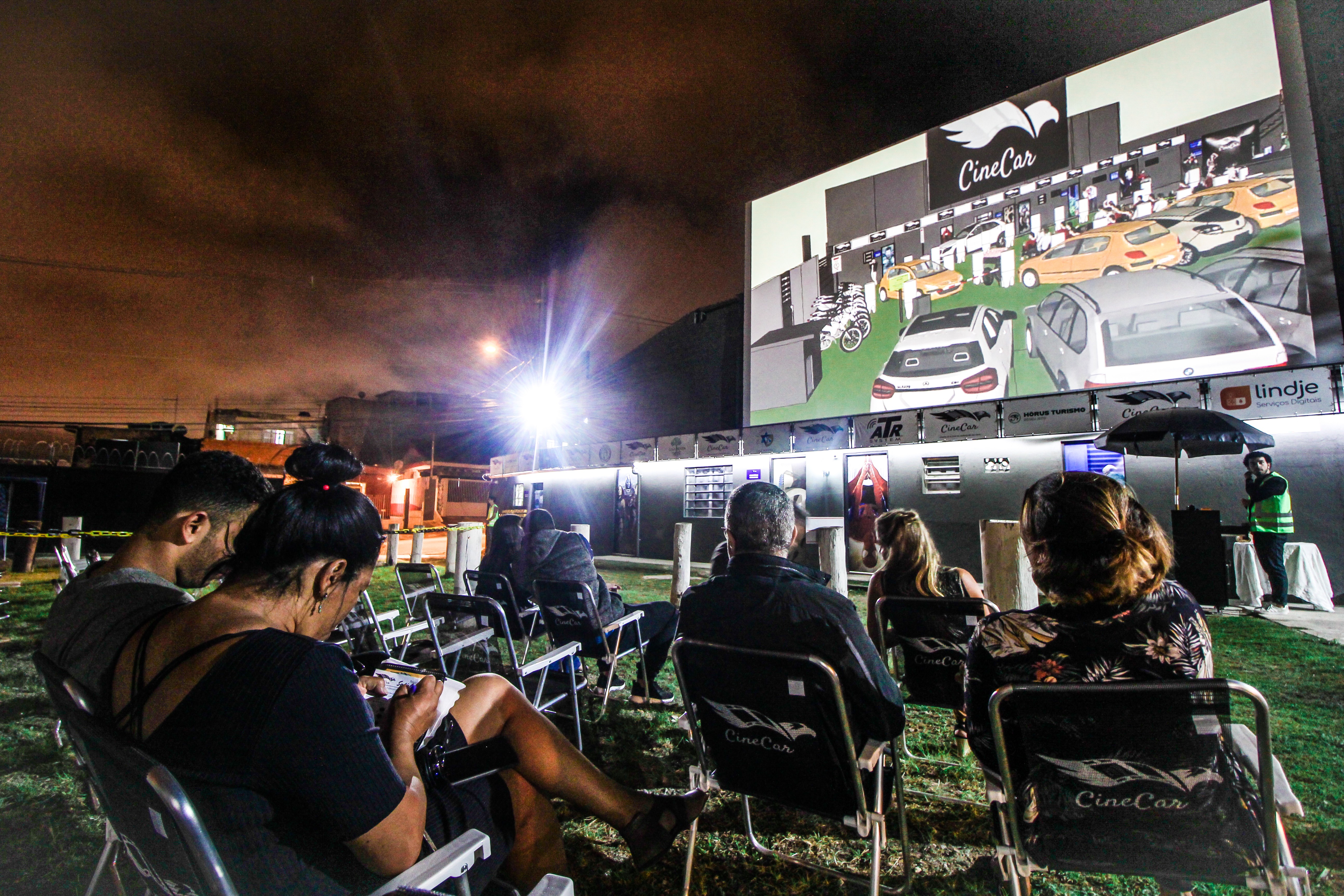CineCar, cinema drive-in em São Paulo, tem espaço para bikes, pedestres e motos (Foto: Divulgação)