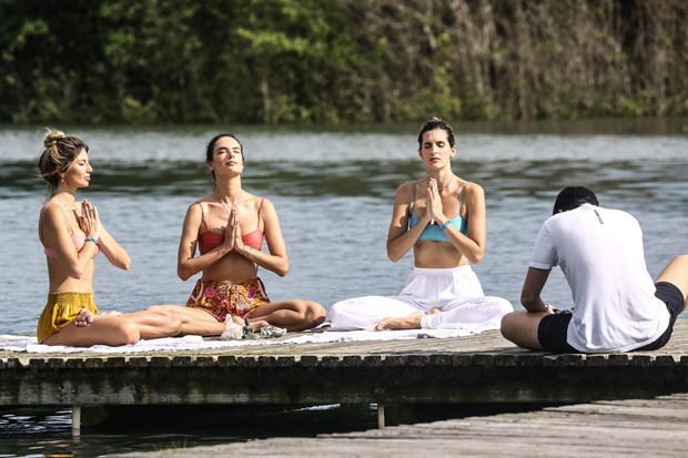 Alessandra Ambrósio faz sessão de yoga com amigas (Foto: AgNews)