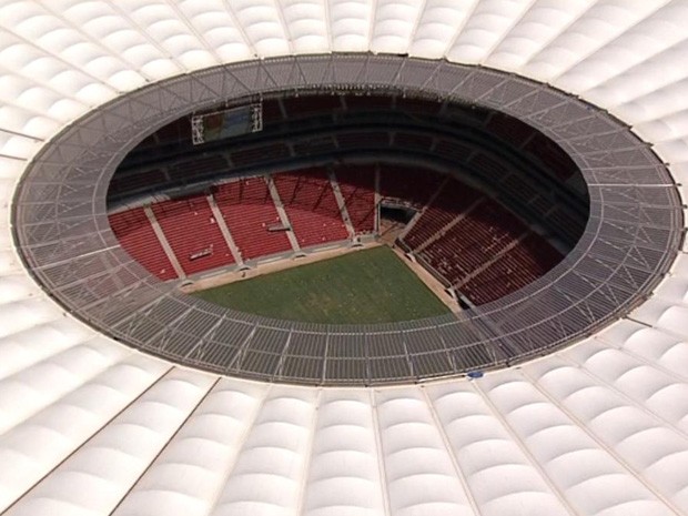 Foto aérea do Estádio Nacional de Brasília mostra a arquibancada, painel eletrônico e gramado (Foto: Reprodução/Tv Globo)