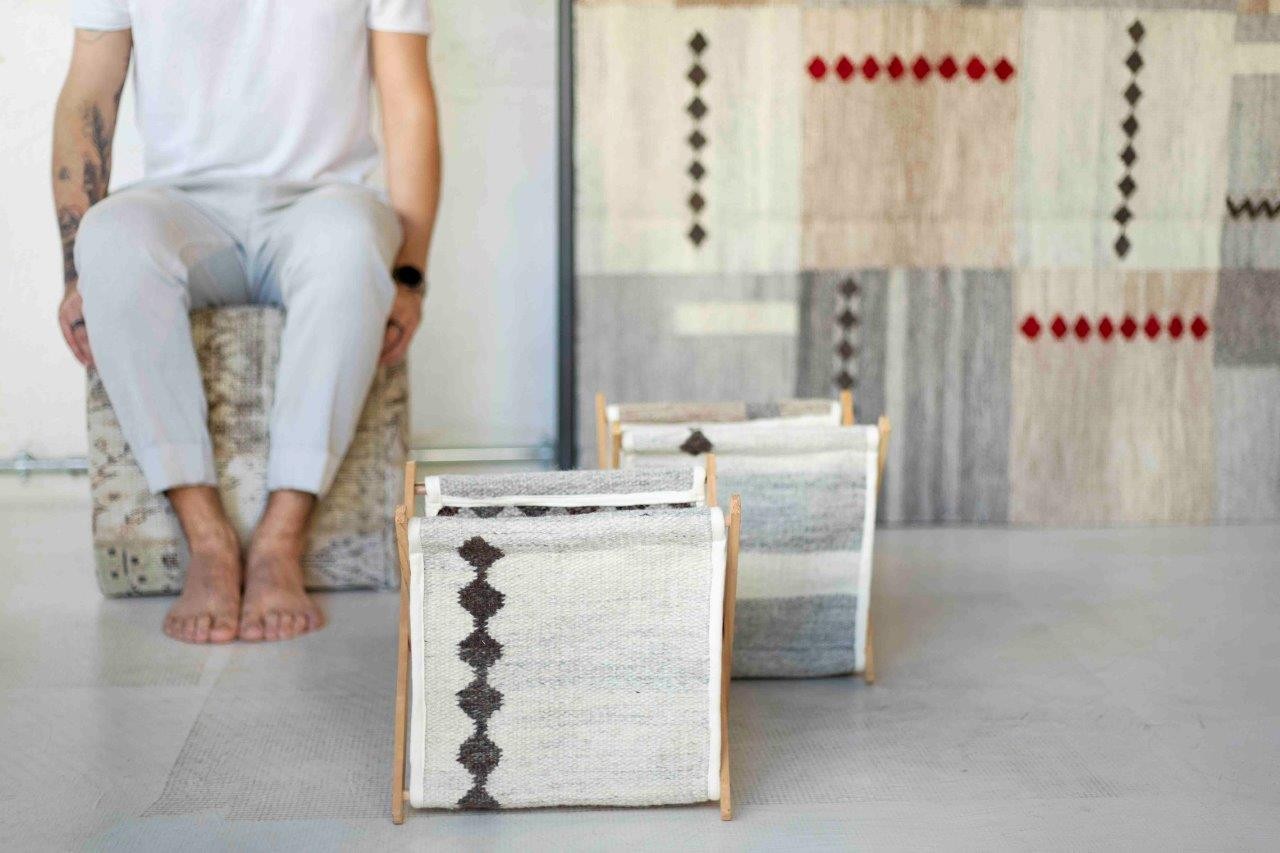 Revisteiros criados pelo designer Diego Mota para a Galeria Hathi a partir de sobras de tapetes  (Foto: Maíra Allemand / Divulgação)