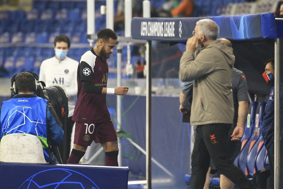 Neymar deixa o campo em partida na Turquia: jogador do PSG está em tratamento, mas ainda é aguardado na Seleção — Foto: Getty Images