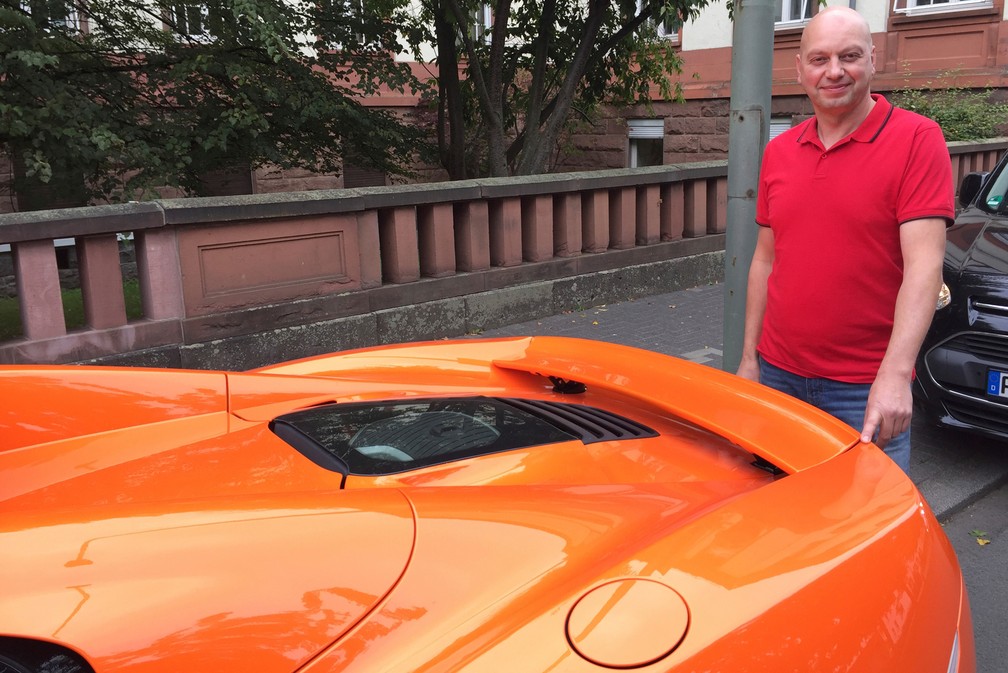 Markus Zahn mostra os danos em sua McLaren (Foto: Carolin Eckenfels/dpa via AP)