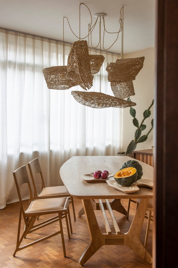 Décor do dia: sala de jantar mescla artesanato regional e móveis de design (Foto: Salvador Cordaro/Divulgação)