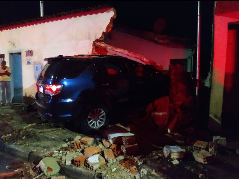 Carro após acidente em Uberlândia — Foto: Corpo de Bombeiros/Divulgação