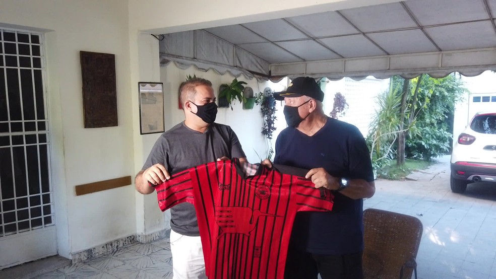 Marquinhos e Hugo Benjamin, personagens da histria vitria do bis sobre o Nutico, em 2000  Foto: Reproduo