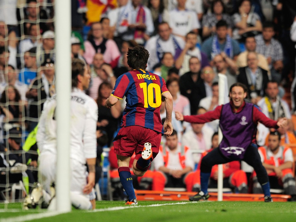 Messi corre para comemorar o golaço marcado sobre o Real Madrid em 2011 — Foto: DANI POZO / AFP