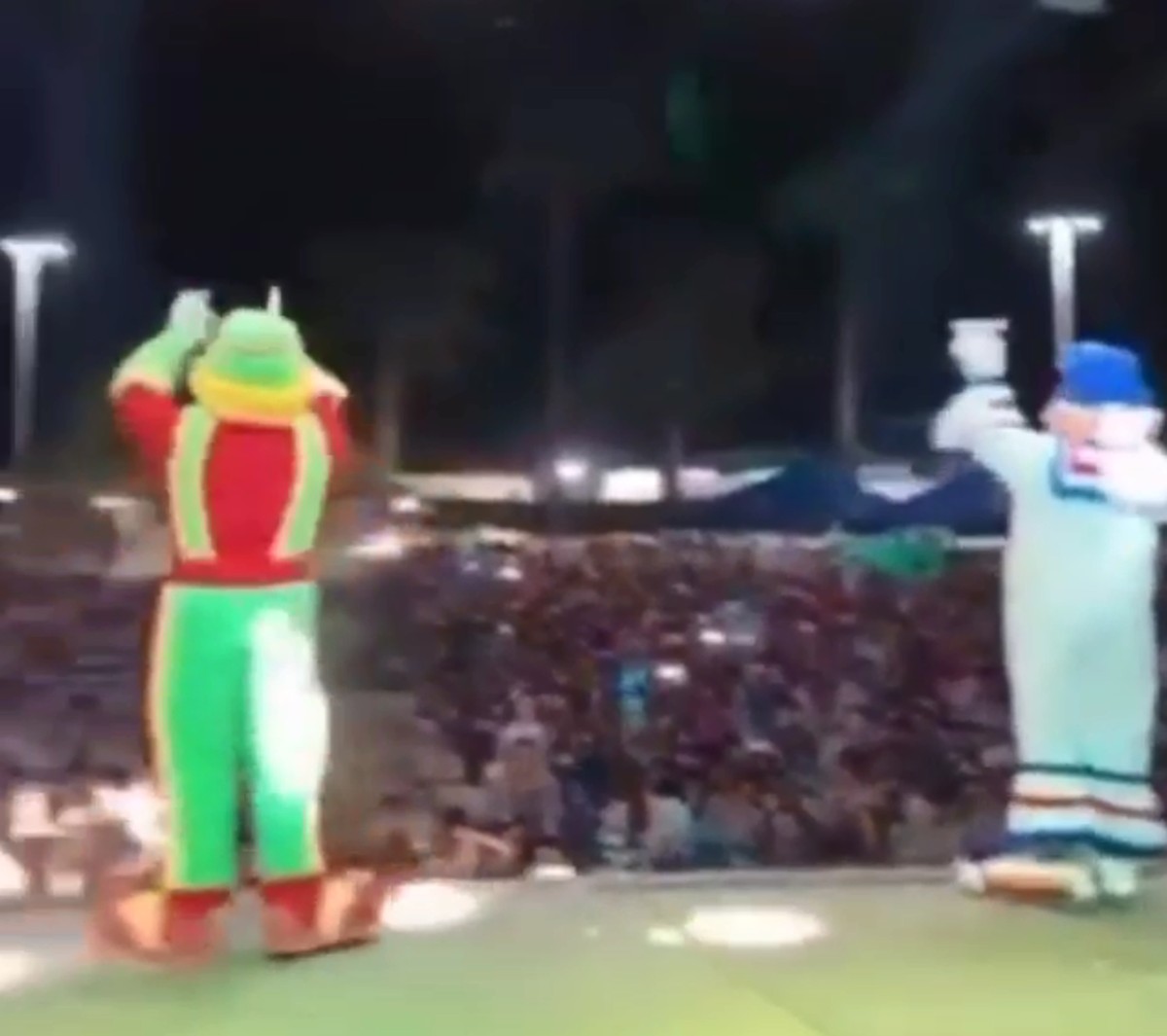 Contratados para entregar livros did&aacute;ticos, Patati Patat&aacute; n&atilde;o fazem show e s&atilde;o vaiados no MT; v&iacute;deo