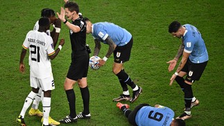 Árbitro alemão Daniel Siebert interfere enquanto Suárez fica caído ao chão — Foto: PHILIP FONG/AFP