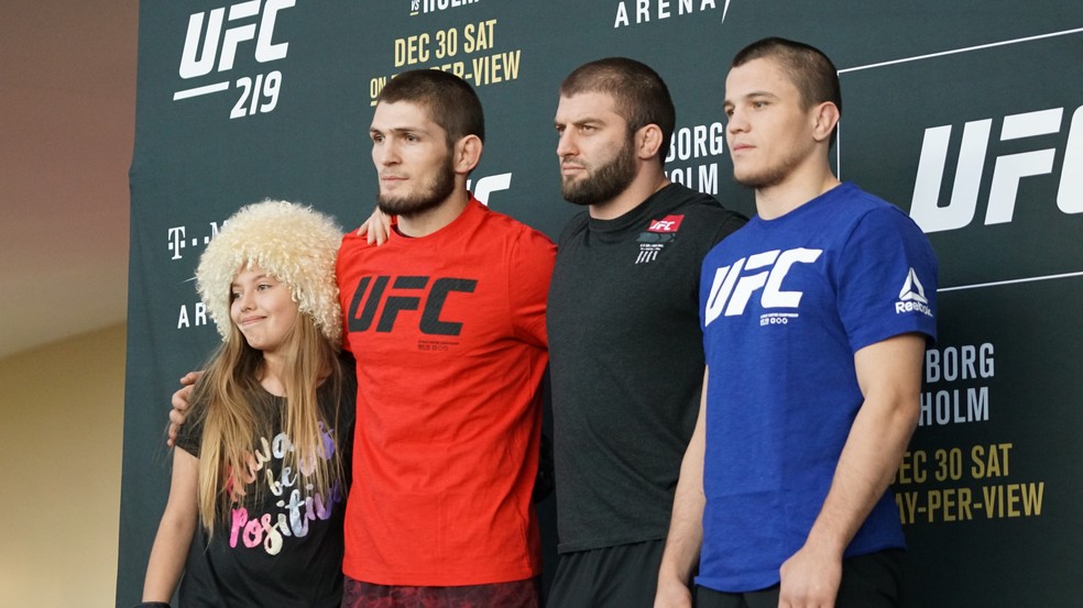 Khabib Nurmagomedov com a pequena fã e sua equipe (Foto: Evelyn Rodrigues)