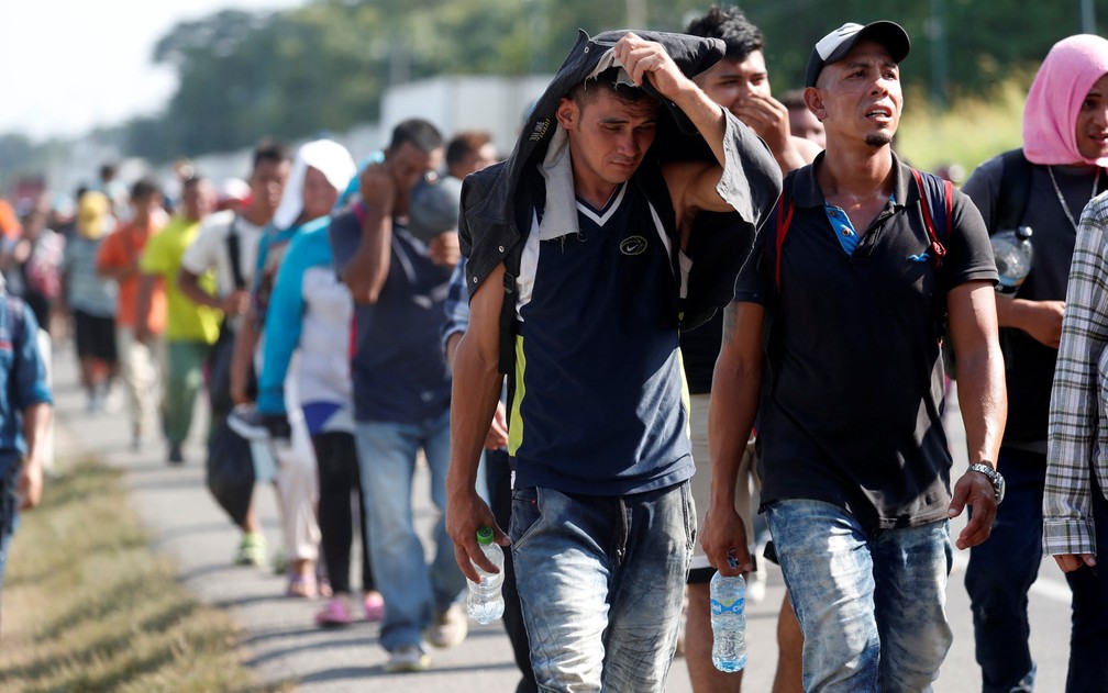Integrantes de caravana da América Central caminham perto de Ciudad Hidalgo, no México, na segunda-feira (29) — Foto: Reuters/Leah Millis