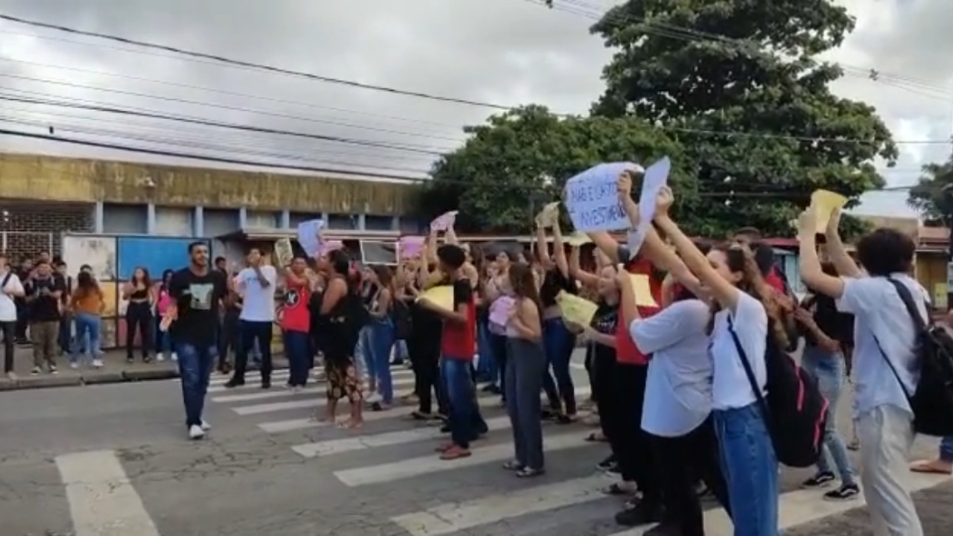 Estudantes realizam manifestação por melhorias na infraestrutura de escola de João Pessoa