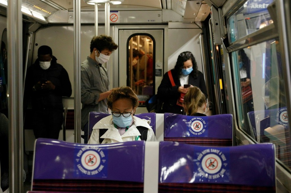 Usuários do metrô de Paris usam máscaras na manhã desta segunda-feira (11) — Foto: Geoffroy Van Der Hasselt/AFP