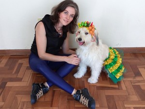 Neila Caputo e cachorrinha de estimação Pérola Carolline. (Foto: Alex Araújo/G1)
