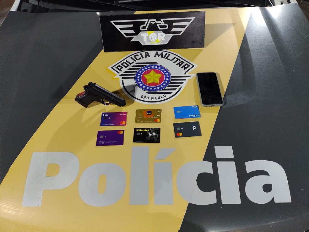Cartões e celular da vítima foram recuperados também em Santa Cruz do Rio Pardo  — Foto: Polícia Rodoviária / Divulgação