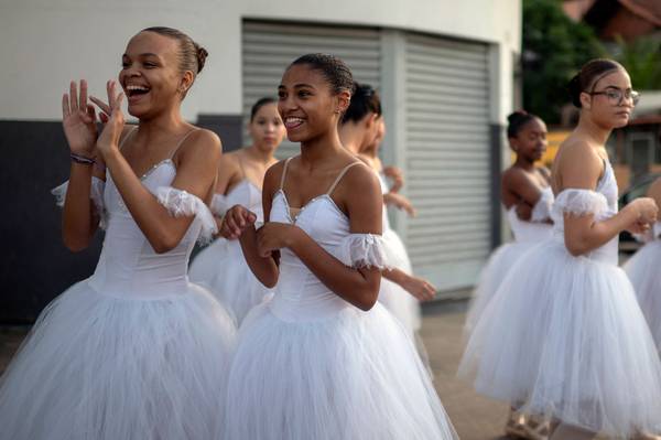 Projeto atende  410 alunos entre 6 e 29 anos têm aulas gratuitas de dança em Manguinhos