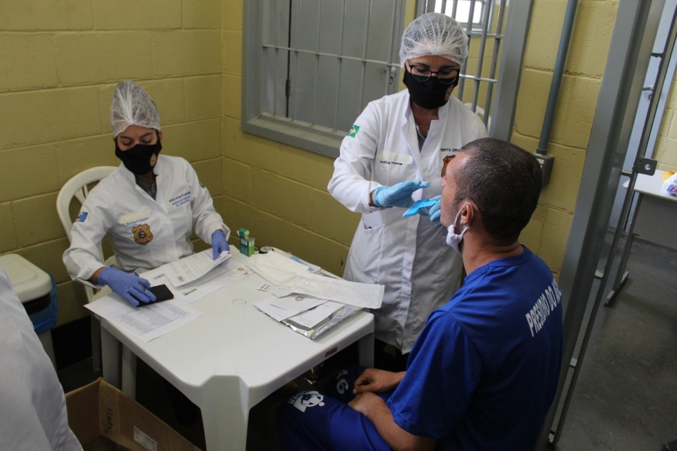 Peritas de Alagoas coletam DNA de presos na Operação Flashback II — Foto: Luciano Sap/ IC-AL