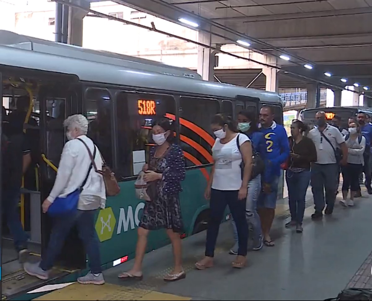 Mesmo com ônibus lotados, prefeitura de BH manteve 'ajuda' de R$ 68 mi a empresas e estuda estender repasses