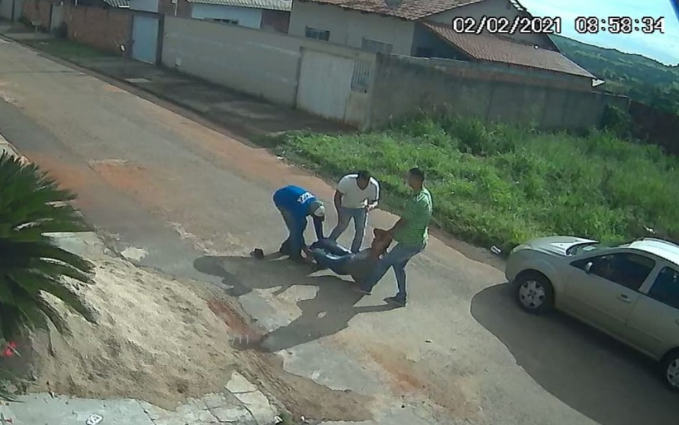 Câmeras de segurança mostram suspeitos arrastando homem pela rua em Trindade — Foto: Divulgação/Polícia Civil