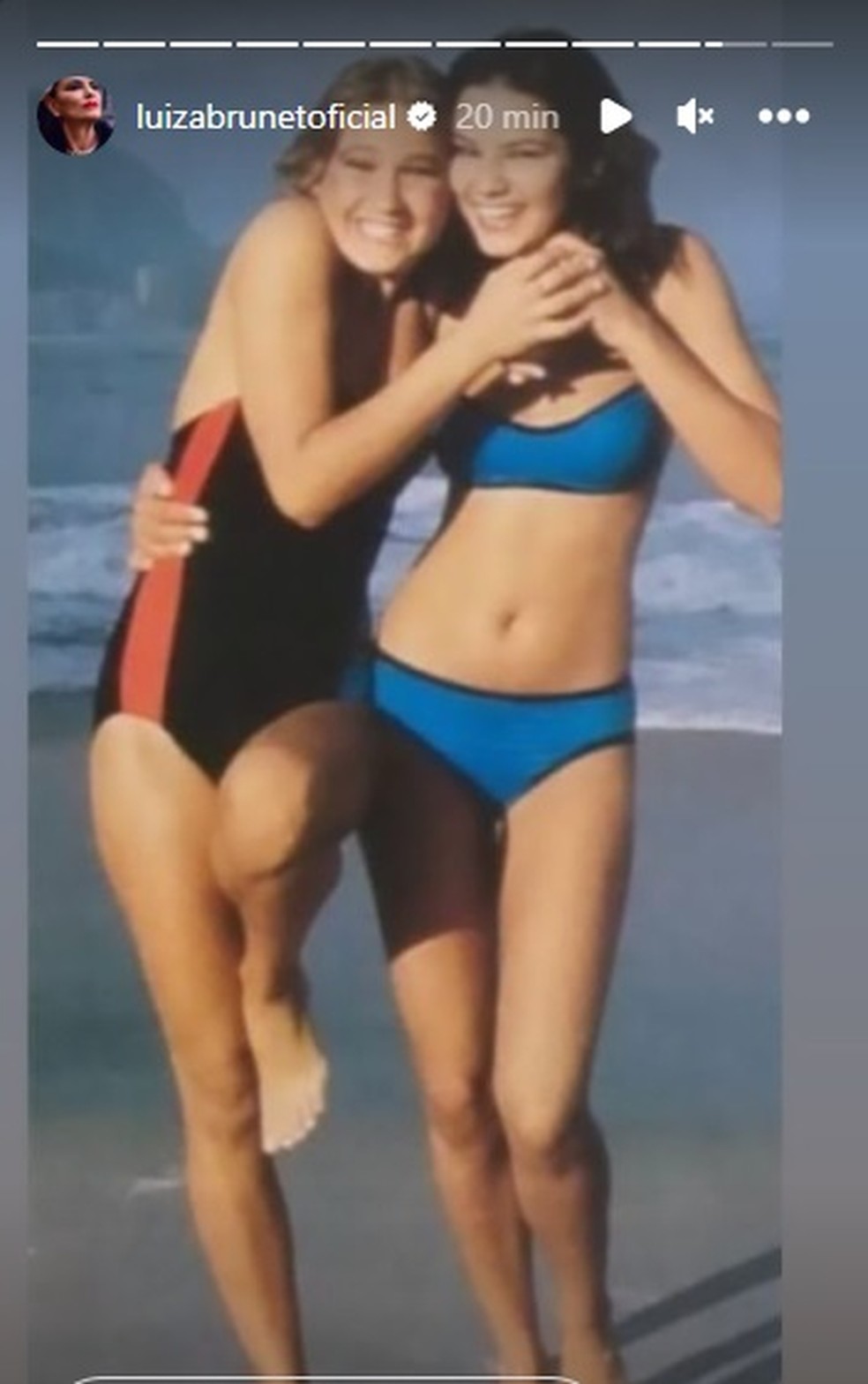 Xuxa Meneghel e Luiza Brunet na praia, na época em que trabalhavam juntas como modelos — Foto: Reprodução/Stories Instagram