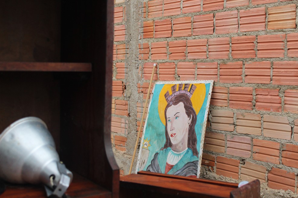 Pinturas de Santa Bárbara dividem espaço com obras do terreiro, em Porto Velho. — Foto: Pedro Bentes/G1