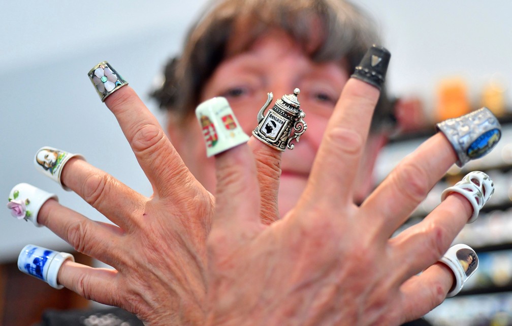  Jozsefne Meszaros mostra itens de sua coleção de dedais (Foto: Zoltan Mathe/MTI via AP)