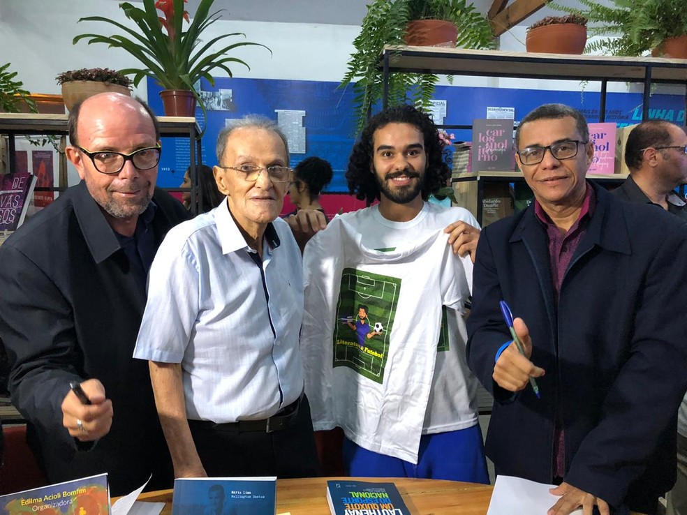 Léo Lyra, fã de Lauthenay, ao lado de seu ídolo — Foto: Emanuelle Borba/GloboEsporte.com