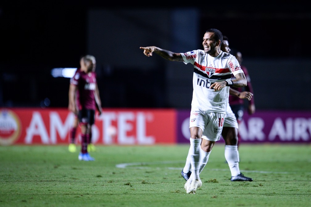 Daniel Alves fez gol e deu duas assistências na vitória por 4 a 3 — Foto: Staff Images / CONMEBOL