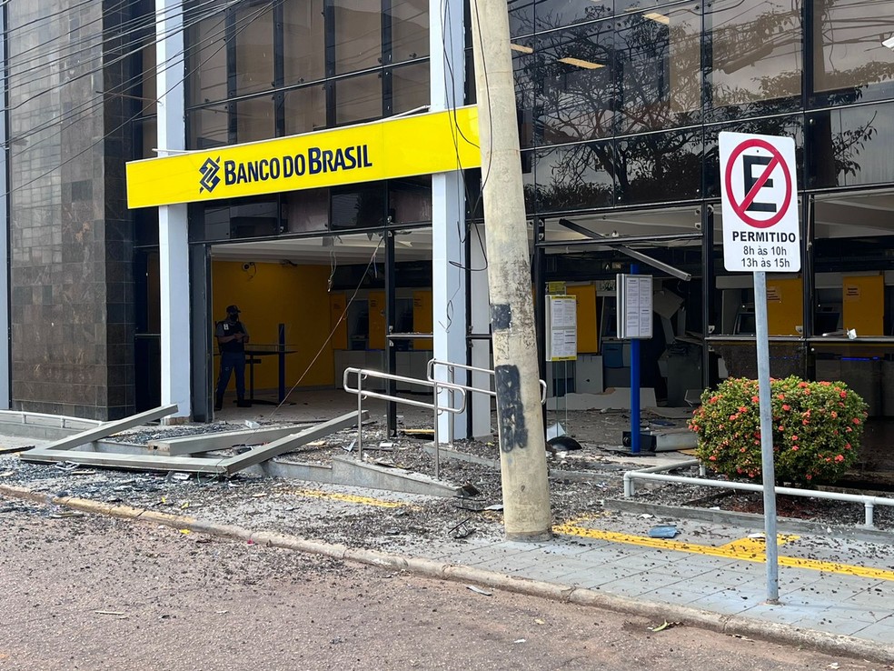 Porta de agência foi arrancada durante explosão em Porto Velho — Foto: Thiago Bastchen/Rede Amazônica