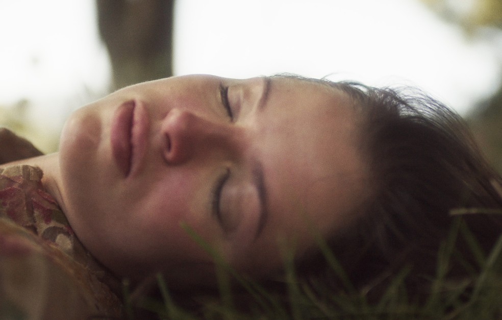 Domitila é atingida e cai no chão (Foto: TV Globo)