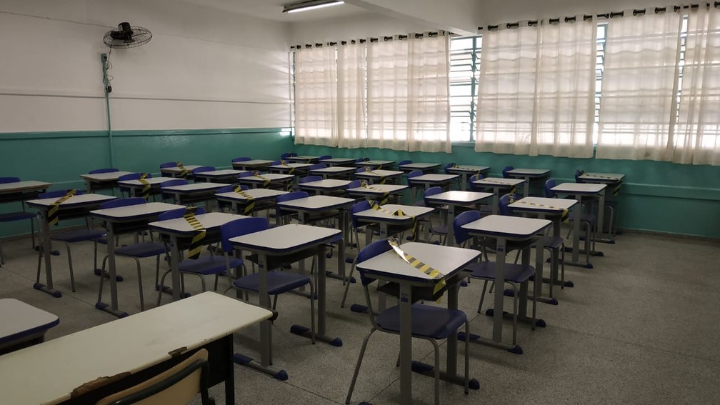  Retomada das aulas em escolas estaduais tem cadeiras separadas e revezamento nos intervalos — Foto: Anderson Cerejo/TV TEM
