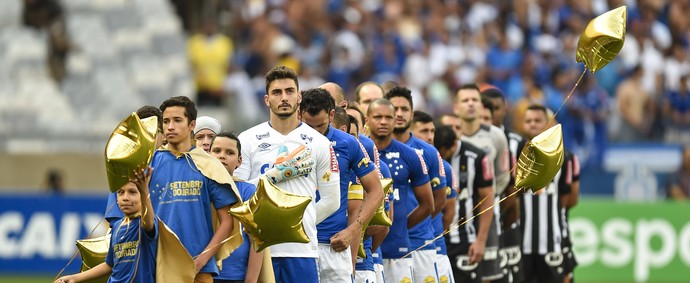 Pacotão: clássico tem solidariedade,  chapéus, bate-boca e goleiro torcedor