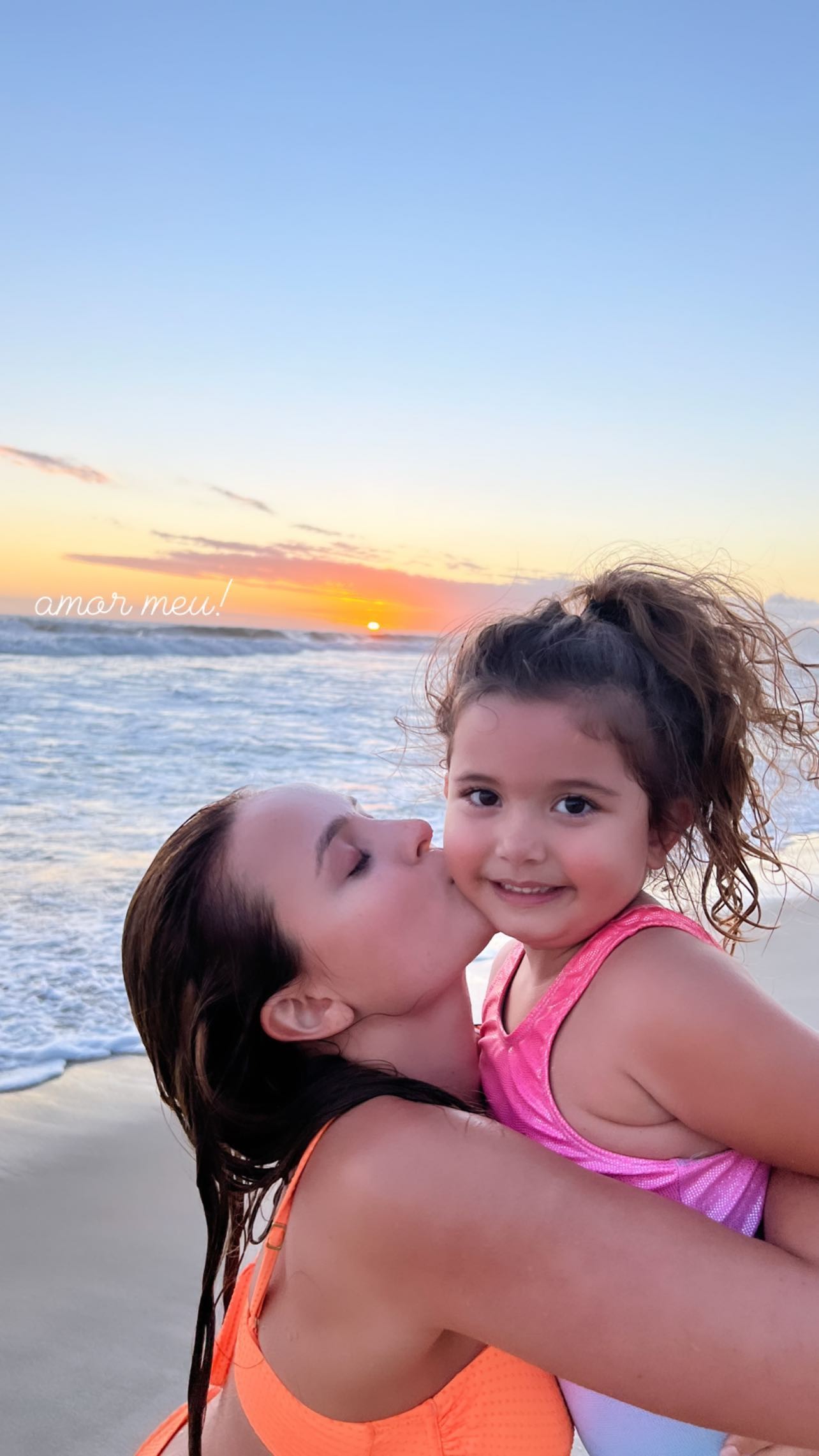 Larissa Manoela curte praia com família e amigos (Foto: Reprodução/Instagram)