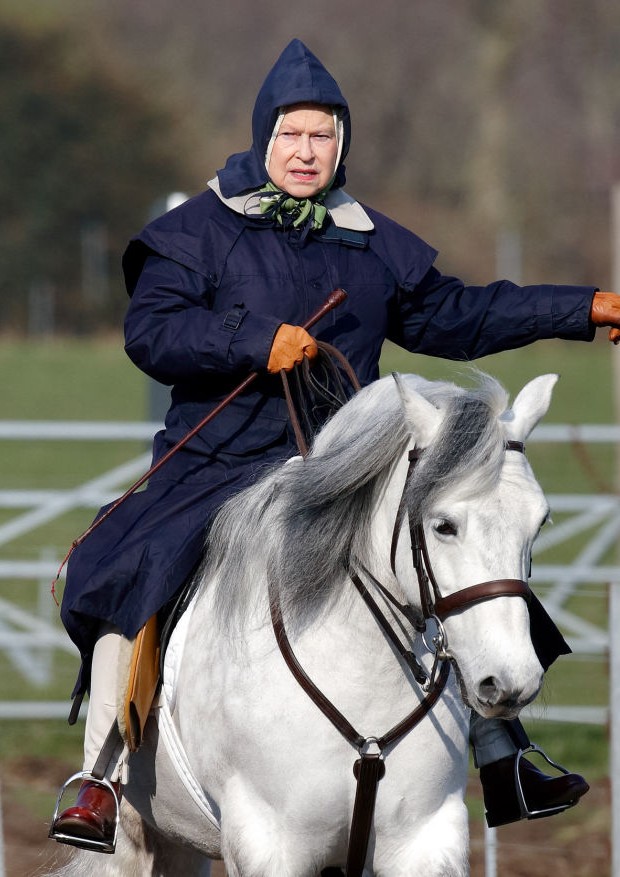 WINDSOR, UNITED KINGDOM - FEBRUARY 16: (EMBARGOED FOR PUBLICATION IN UK NEWSPAPERS UNTIL 24 HOURS AFTER CREATE DATE AND TIME) Queen Elizabeth II seen horse riding in the grounds of Windsor Castle on February 16, 2008 in Windsor, England. (Photo by Max Mum (Foto: Getty Images)