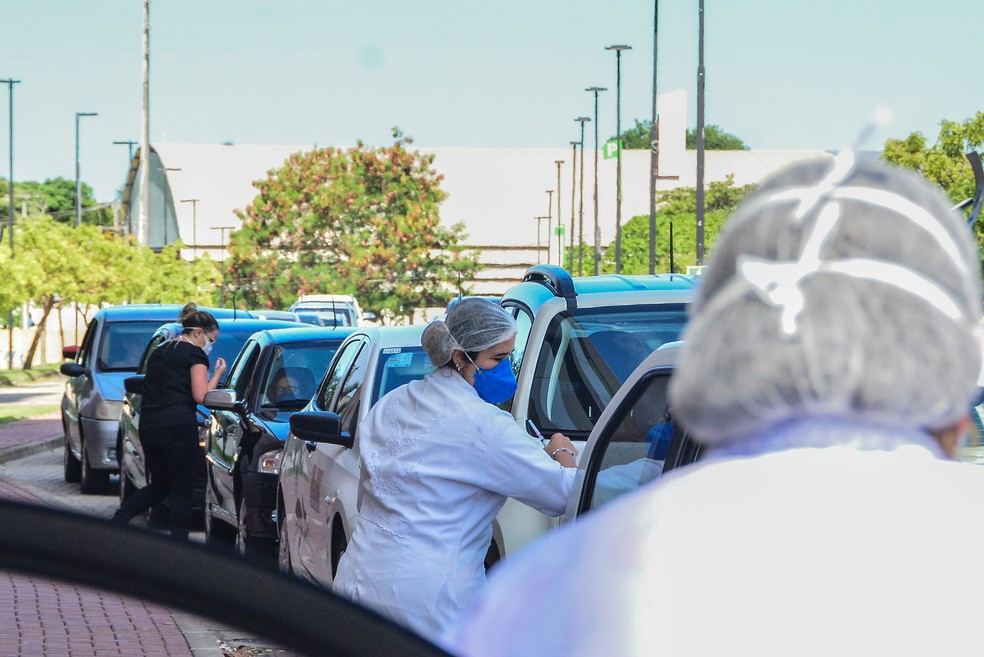 Vacinação contra a gripe em João Pessoa tem drive thru — Foto: Deyse Euzébio/Secom-JP