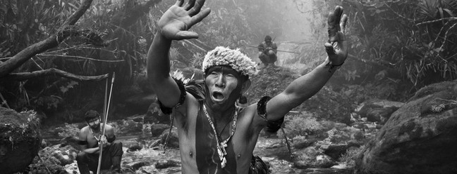 Xamã Yanomami em ritual durante a subida para o Pico da Neblina. Estado do Amazonas, Brasil, 2014 — Foto: Sebastião Salgado