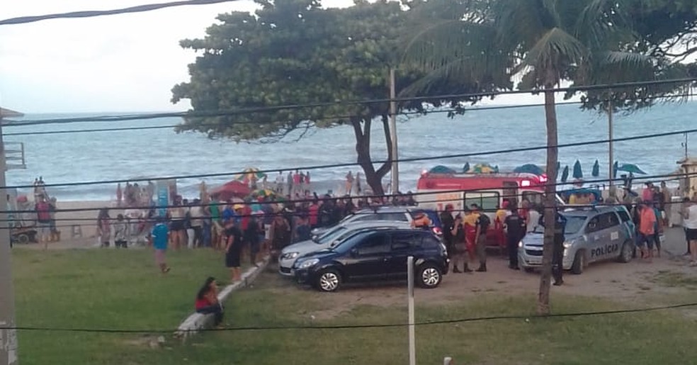 Banhistas se aglomeram em praia no Grande Recife após jovem de 18 anos ser atacado por tubarão (Foto: Reprodução/WhatsApp)