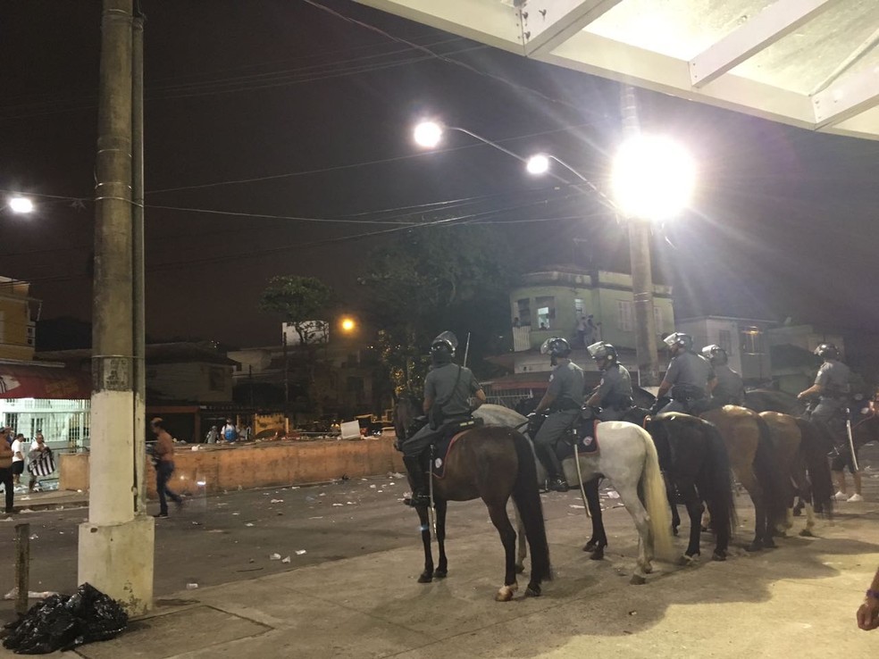 Cavalaria da PM foi acionada (Foto: Renan Fiuza/TV Tribuna)