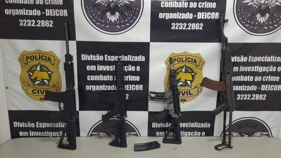 Quatro fuzis foram encontrados enterrados em propriedade rural — Foto: Divulgação