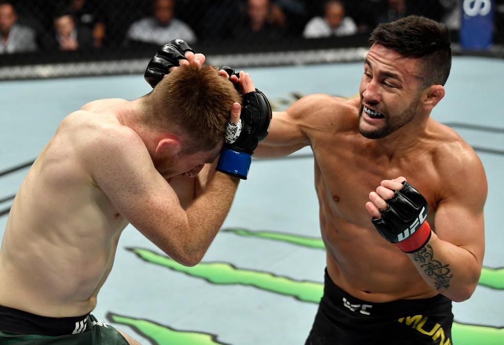 Pedro Munhoz teve atuação dominante contra Brett Johns (Foto: Getty Images)