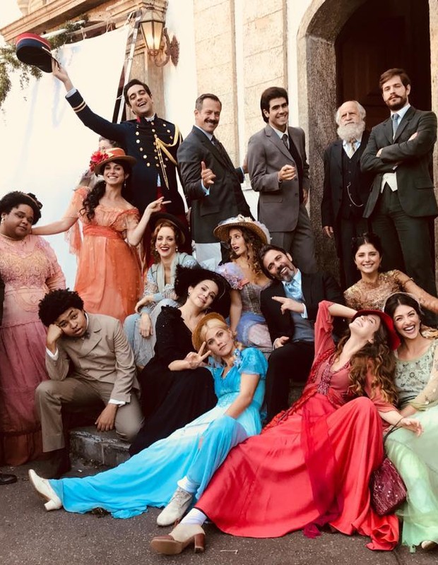 Pamela Tome Mostra Foto Do Elenco De Orgulho E Paixao Esparramado Em Frente A Igreja Cenografica Quem Quem News