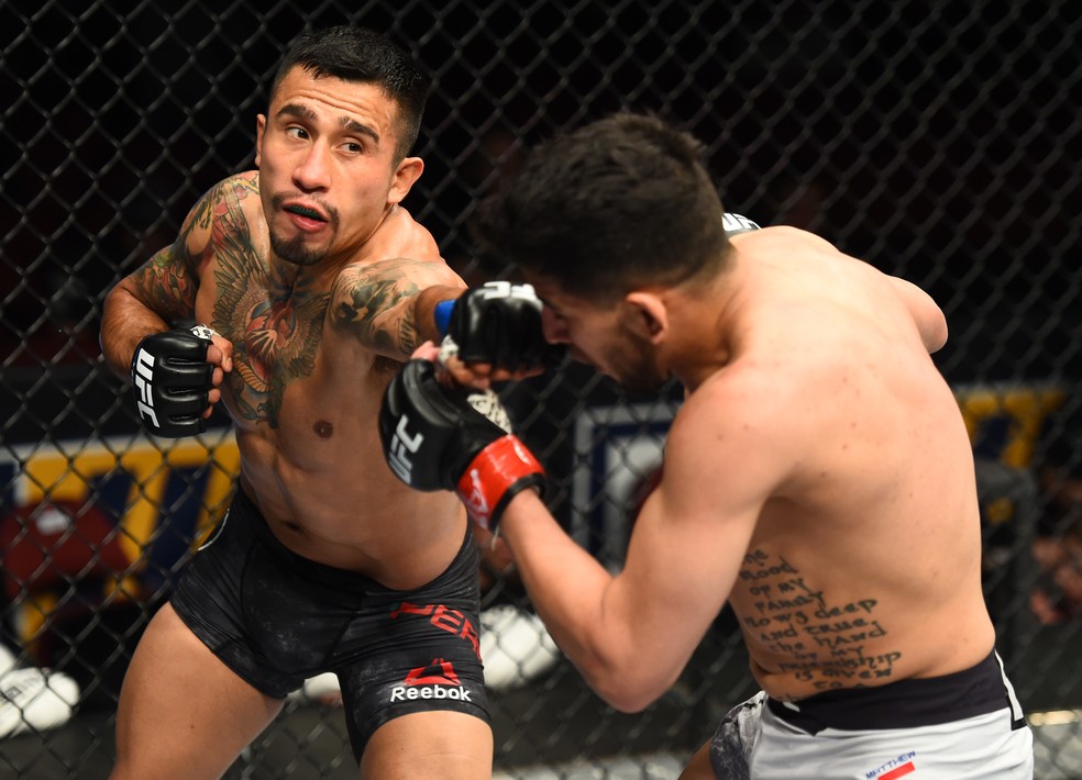 Alejandro Perez golpeia o americano Matthew Lopez no UFC Glendale (Foto: Getty Images)