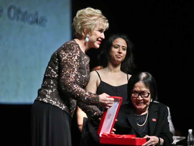  A ministra Marta entrega o prêmio para Tomie Ohtake, em 2013 (Foto: Fotos Públicas)