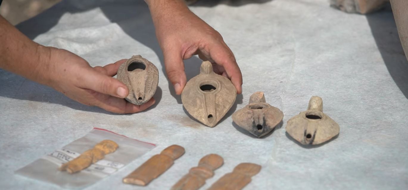 Artefatos encontrados na vinícola de 1,5 mil anos  (Foto: Reprodução/Facebook/Israel Antiquities Authority )