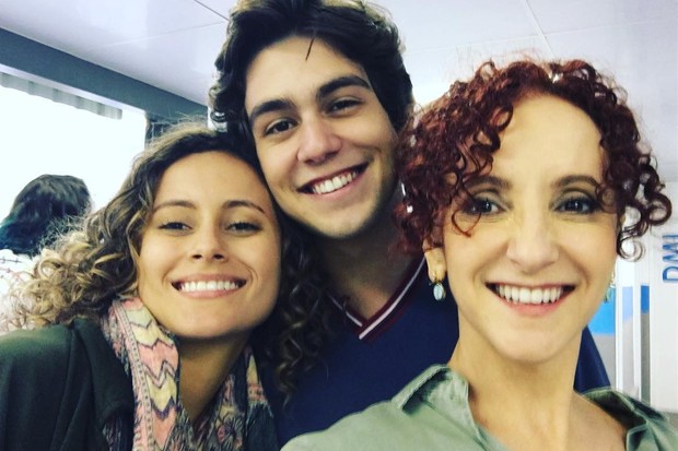 Alice Milagres com o colega de elenco Daniel Rangel e a mãe, Gorete Milagres (Foto: Reprodução/Instagram)