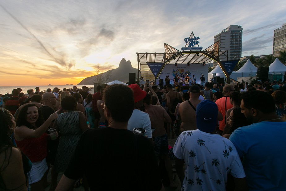 Diante da bela paisagem, Bloco Areia coloca o público para sambar no segundo dia do Verão Rio