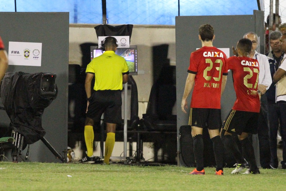 Lance polêmico com arbitragem levou a pedido de anulação por goleiro do Salgueiro Luciano (Foto: Marlon Costa / Pernambuco Press)