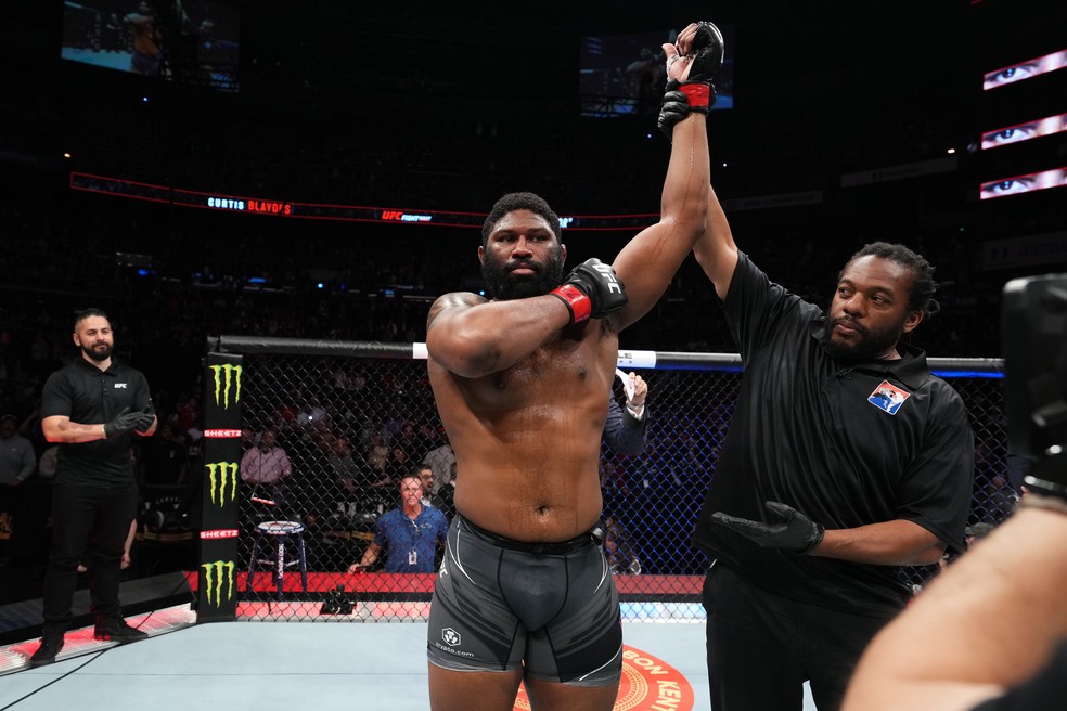 Curtis Blaydes é anunciado vencedor contra Chris Daukaus no UFC Columbus — Foto: Josh Hedges/Zuffa LLC