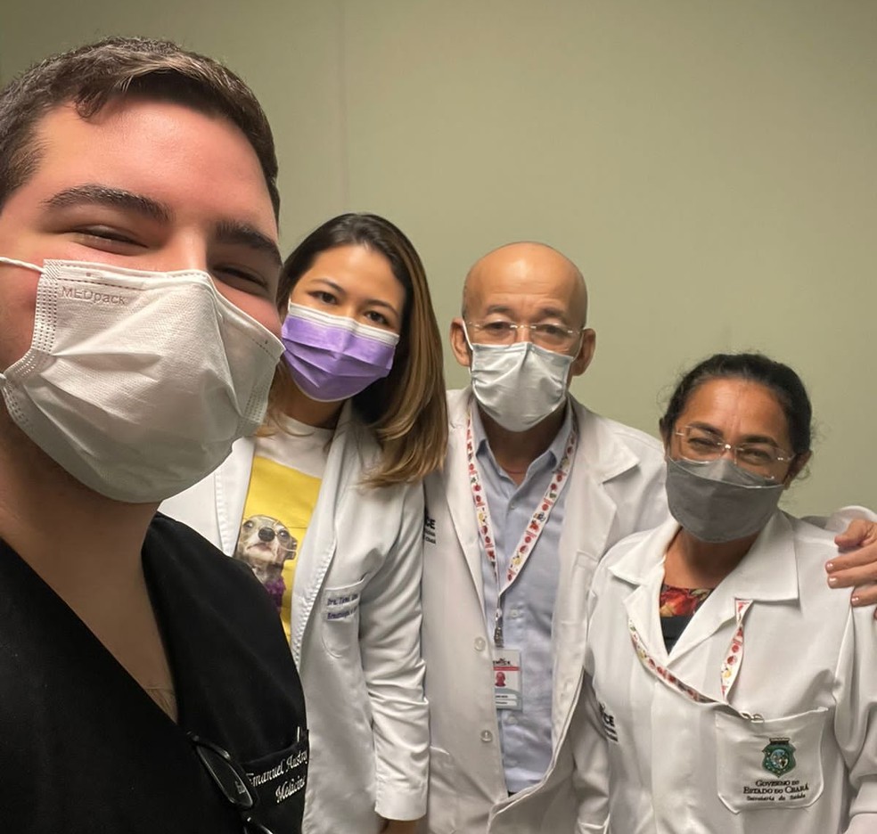 Almir (ao centro) com colegas de trabalho no Hemoce, em Fortaleza. — Foto: Arquivo pessoal