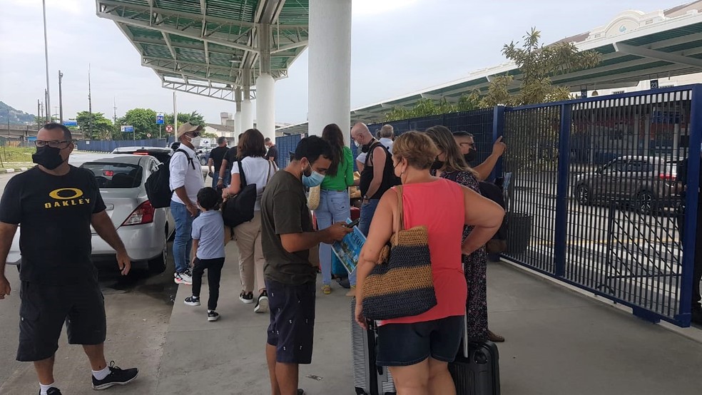 Passageiros saem de navio com casos de Covid-19 após suspensão de cruzeiro e Réveillon — Foto: Thais Rozo/g1