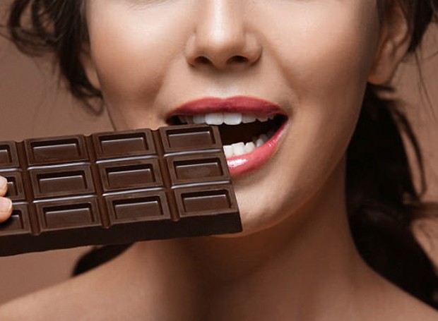 O estudo foi feito com 575 mil participantes, que foram divididos entre o que consumiam chocolate diariamente e os que não (Foto: Africa Studio e Shutterstock/ Reprodução)